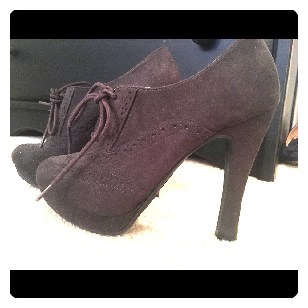 Size 7.5 FIONI black suede oxford heels